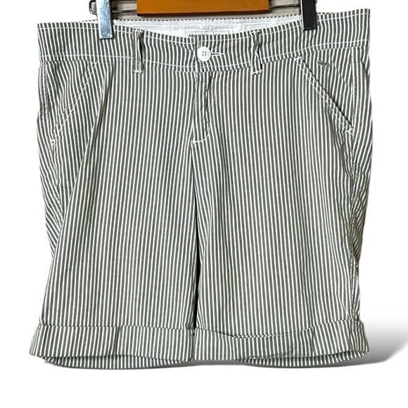 ABERCROMBIE & FITCH Cotton Jade / White Striped Cuffed Shorts US Sz 8 - Picture 3 of 11